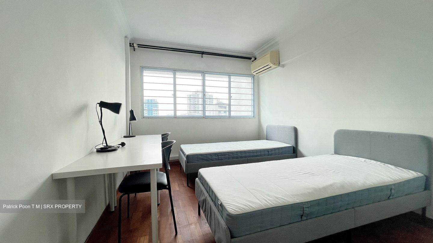 Blk 216 Jurong East Street 21 (Jurong East), HDB Executive #550801061